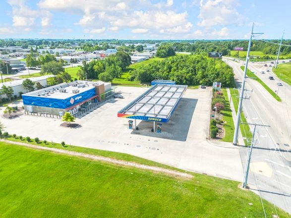 2,000 SF QSR in Operating Stripes / Sunoco Gas Station