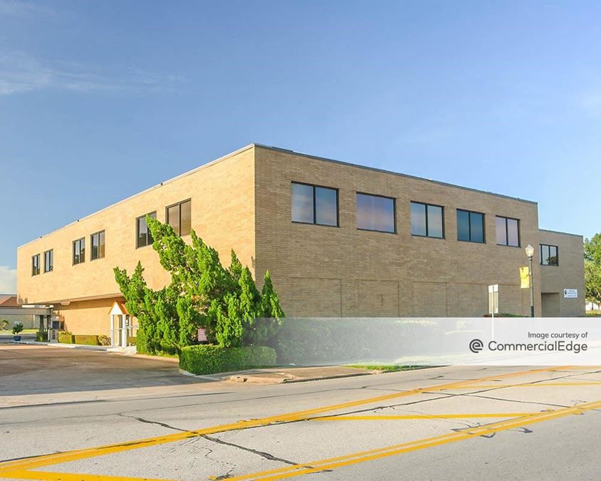 Phillips Business Center 209 East Mulberry Street, Angleton, TX Office Building
