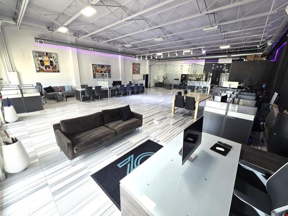 Freestanding Flex/Retail/Showroom