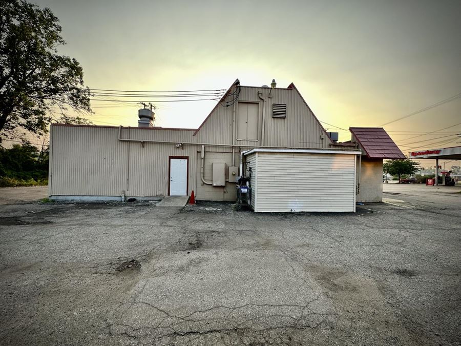 Retail Restaurant / Redevelopment Site in Lansing Near I-96