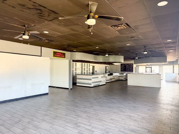 C-Store With Commercial Kitchen off W Congress St