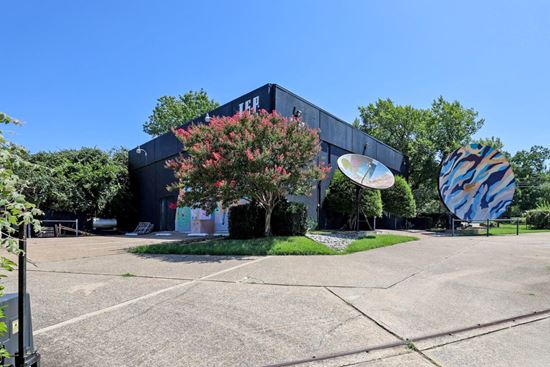1957 E Irving Blvd