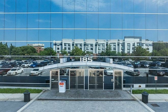 185 Admiral Cochrane Dr