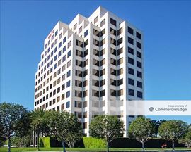 300 Spectrum Center