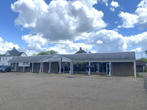 725 Main Ave W - 5,500 SQ.FT. RETAIL BLDG