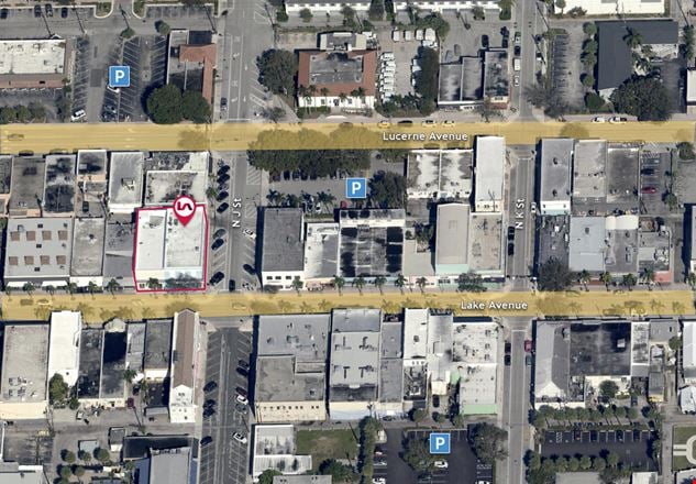 Former Restaurant/Bar Retail Storefront in Vibrant Beach Town