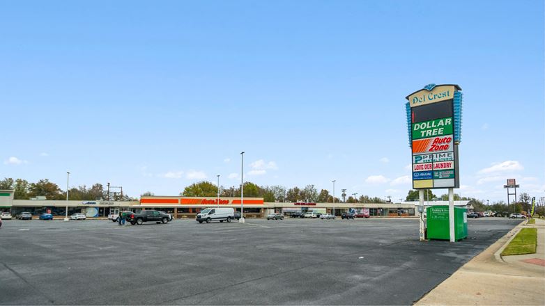 Del Crest Shopping Center