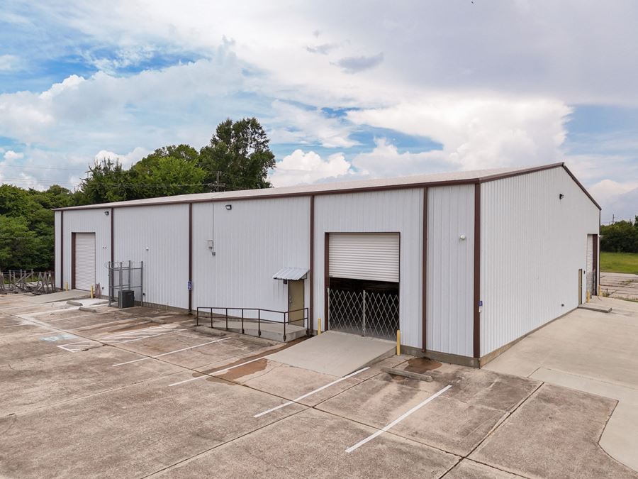 ±8,400 SF Like-New Warehouse with Three-Phase Power