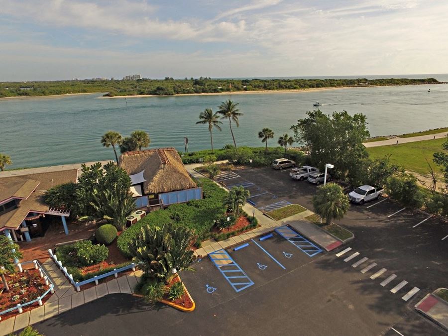 Manatee Island Bar & Grill, Fort Pierce - 1640 Seaway Drive, Fort