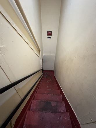 325 W 42nd St