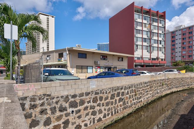 1694 Kalakaua Ave