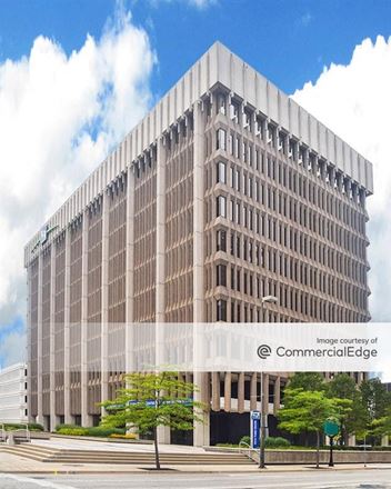 Fifth Third Center - 111 Lyon Street