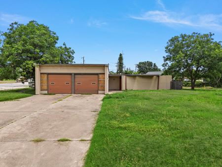 Photo of commercial space at 1400 Elm Ave in Waco