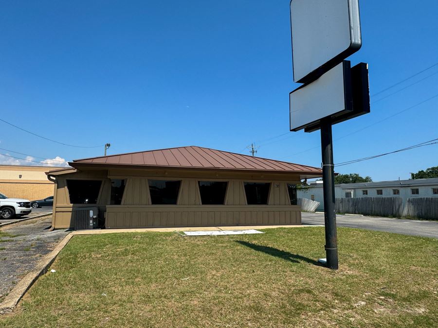 Former Pizza Hut on Courthouse Road