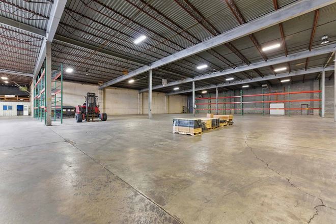 16 Commercial Avenue