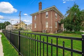 93 Roxbury St
