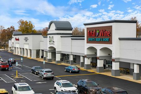 Retail space for Rent at 5005 Shelbyville Rd in Louisville