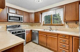 1940 Dodge Rd - 3 Bedroom/2.5 Bathrooms Split Level 1,837 SF Home