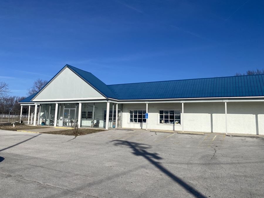 OFFICE WAREHOUSE WITH FENCED YARD