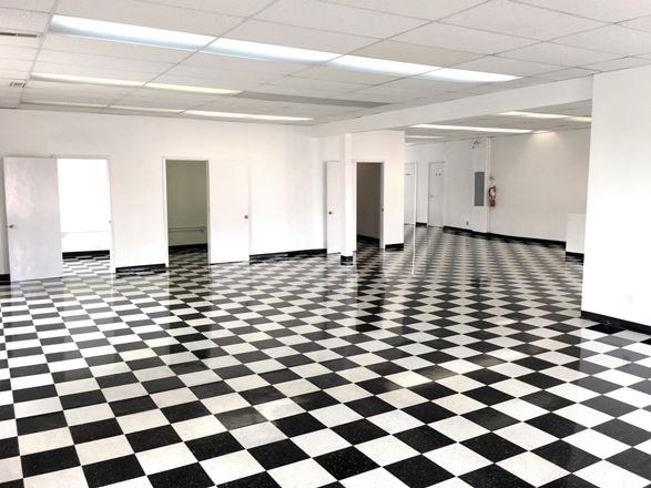 CHICAGO LARGE OFFICE & STORE/RETAIL SPACE (SECOND FLOOR)