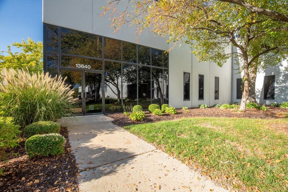 Lakefront Office/Warehouse Sublease