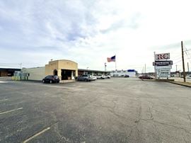 1,420 SF Restaurant / Retail Building For Lease in Northeast Springfield