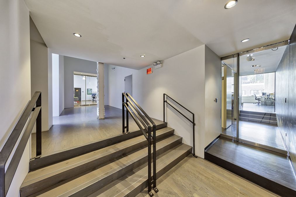 216 W Chicago