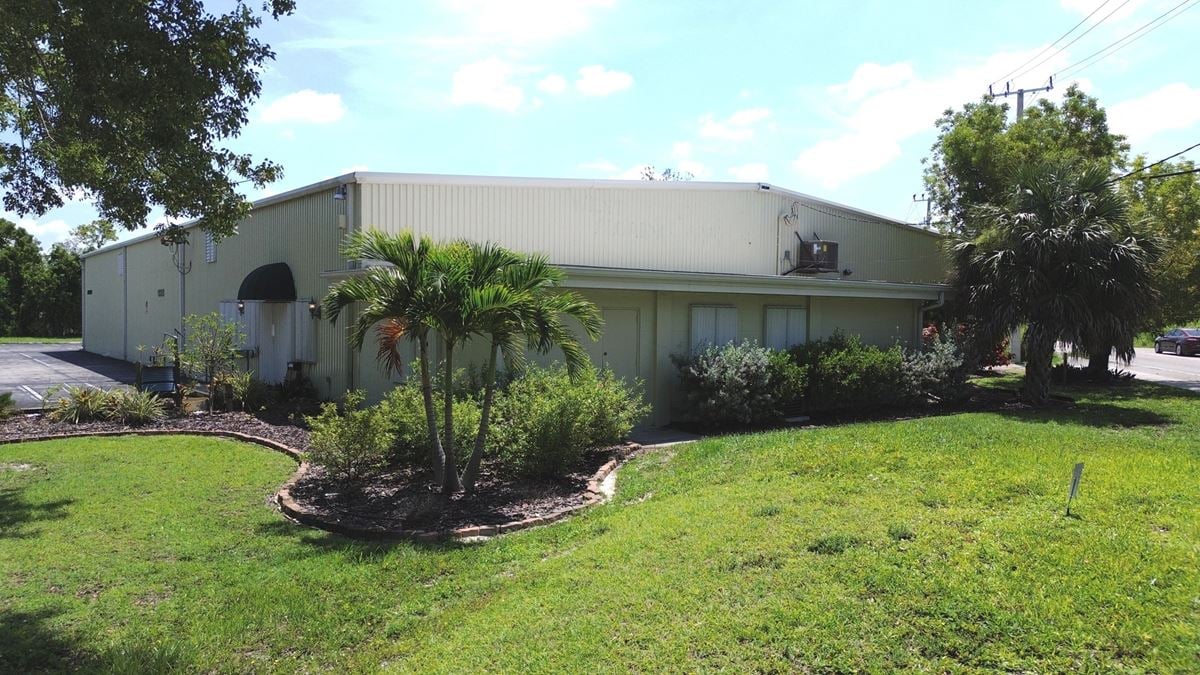 10,440 SF Distribution Facility on 0.86 AC For Sale or Lease