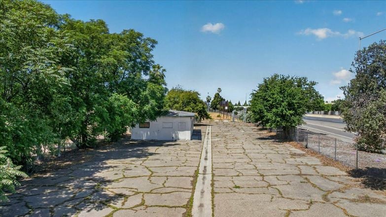 ±1,248 SF Freestanding Building + Paved/ Fenced Yard Storage Opportunity Near CA-99