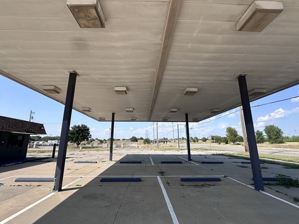 RETAIL/OFFICE NEAR SENECA & I-235