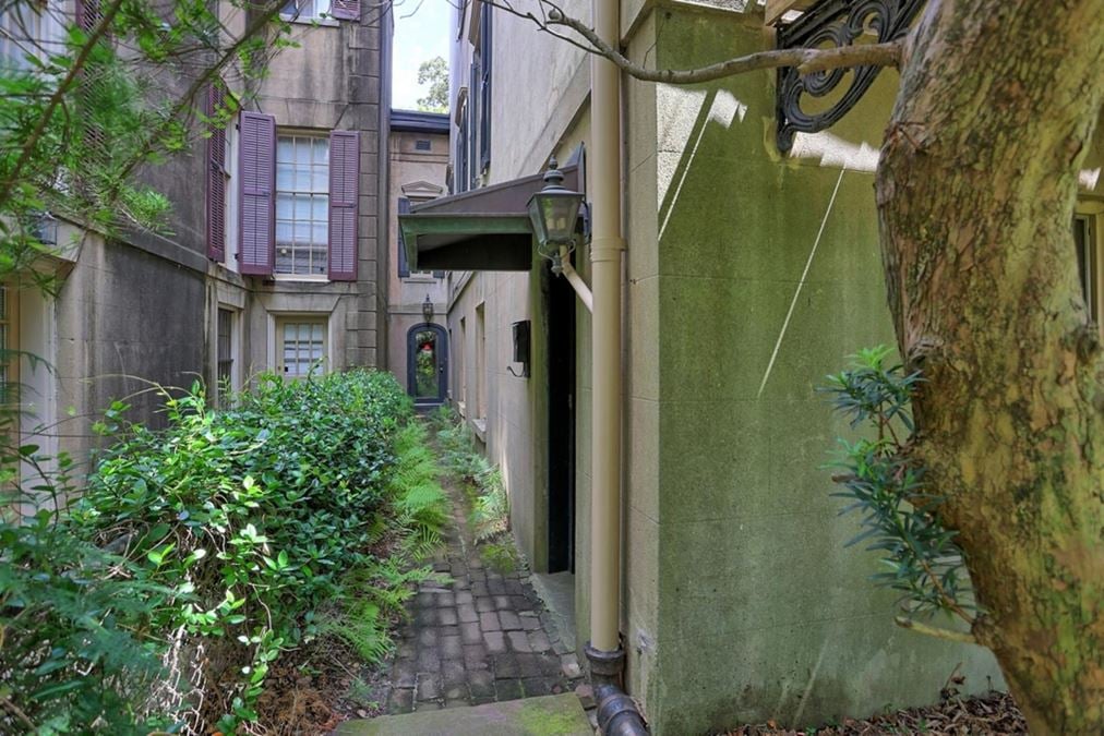 216 E. Gaston Street, Garden Level
