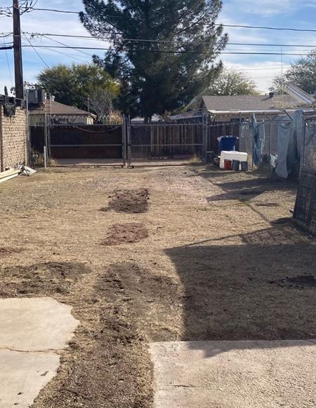 Freestanding Building with Fenced Yard - Tucson