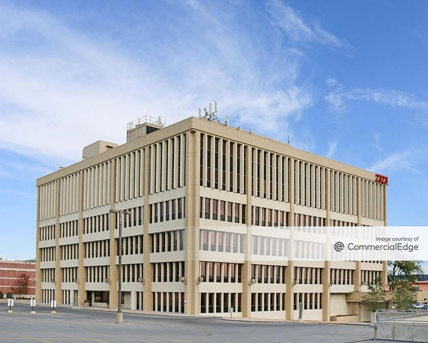 2323 North Mayfair Road, Wauwatosa, WI 53226 Point2