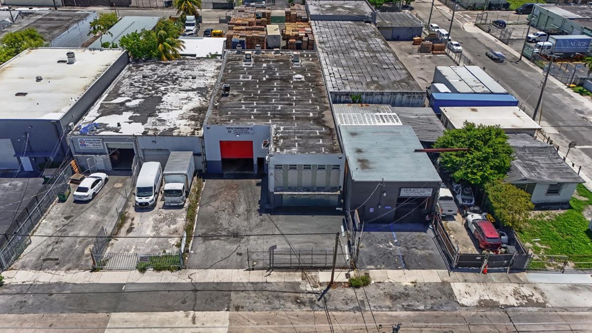 1882 NW 22 ST