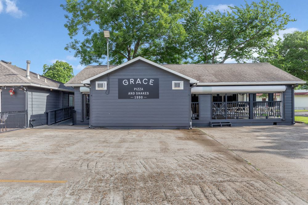 Grace Pizza & Shakes Alvin 113 East Sealy Street, Alvin, TX