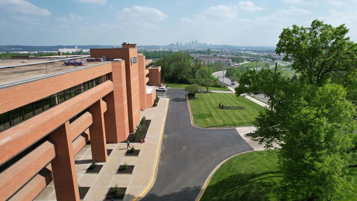 3315 N. Oak Trafficway, Kansas City, MO Office Building