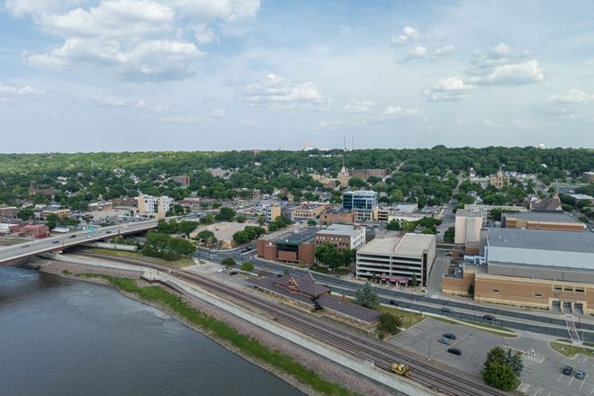 112 S Riverfront Dr
