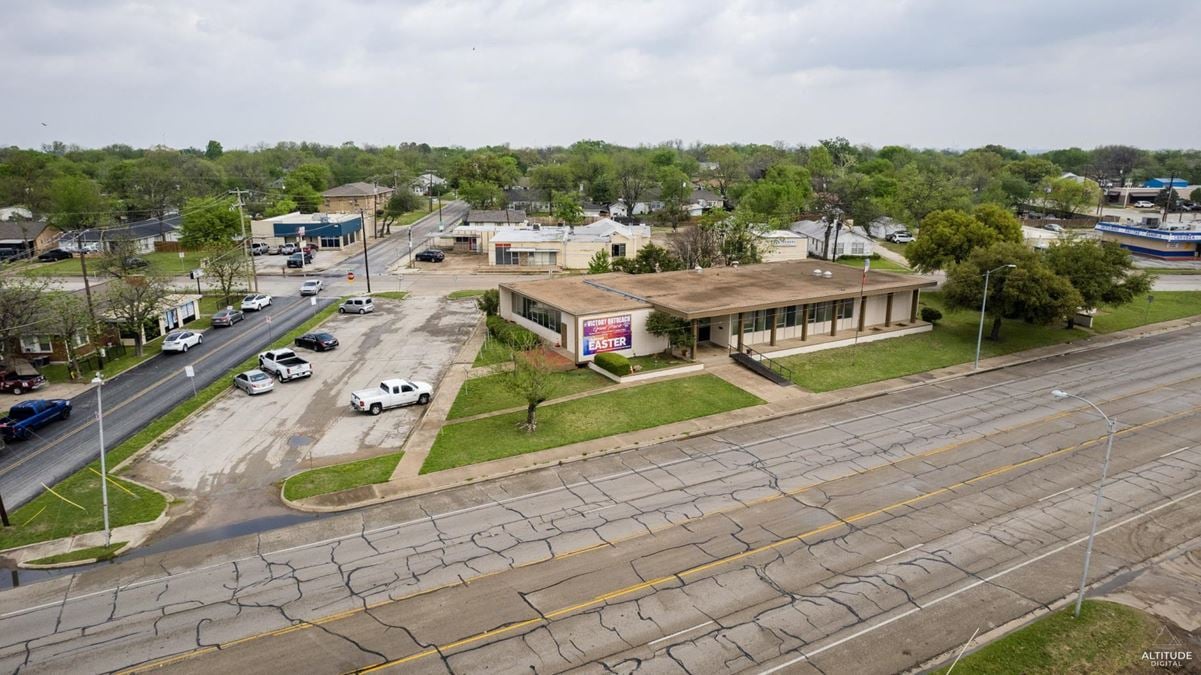 5,950 SF Commercial Building | Office Space For Sale in Grand Prairie, Texas