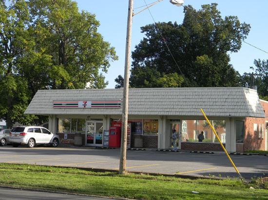 1,300+/- SF RETAIL SPACE