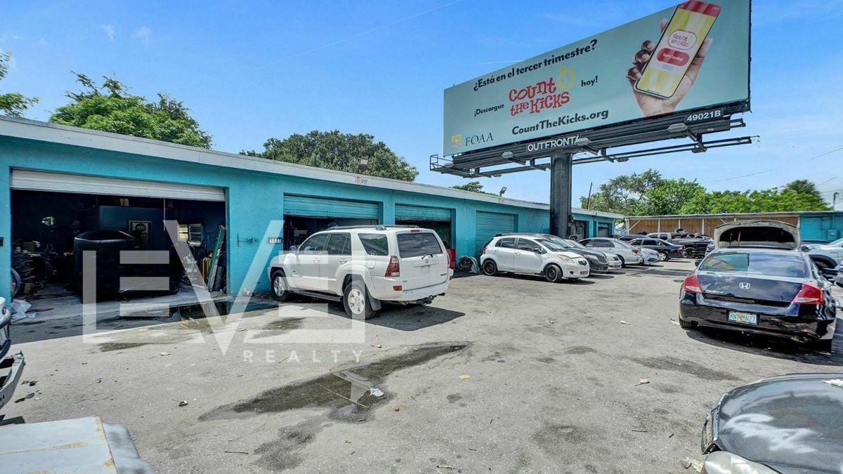 Lauderhill Small Bay