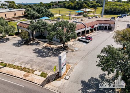Thousand Pass Shopping Center - San Antonio