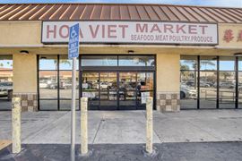 Hoa Viet Market