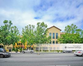 Middle Plaza - 300 El Camino Real