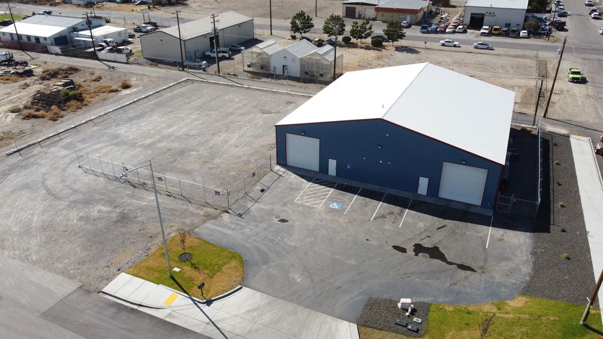 Pasco Shop with Fenced Yard