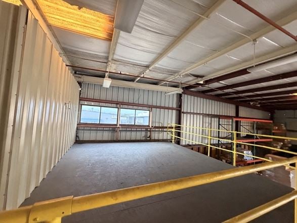 Large Warehouse Central Maui