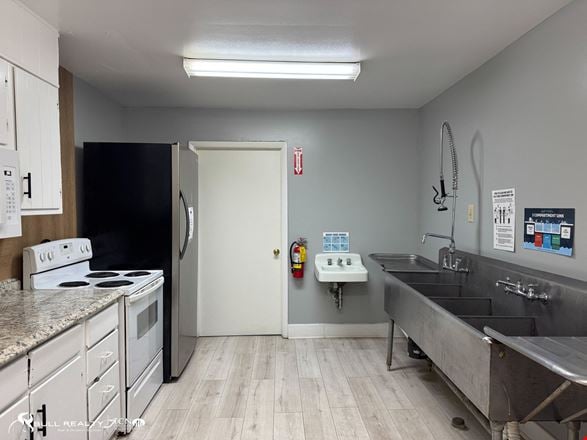 ±4,655 SF Occupied Commercial Building