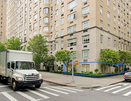 Photo of commercial space at 870 5th Avenue in New York