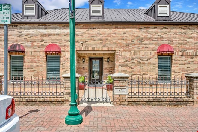 307 N. San Jacinto St. | Downtown Conroe Executive Office