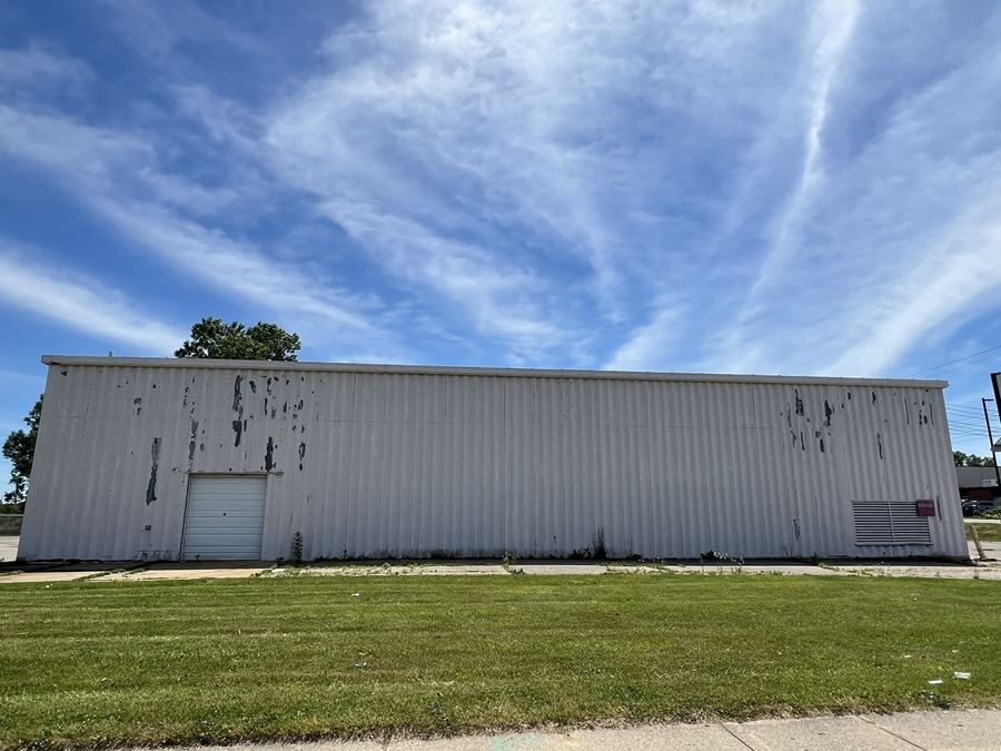 Single Tenant Light Industrial/Retail Building