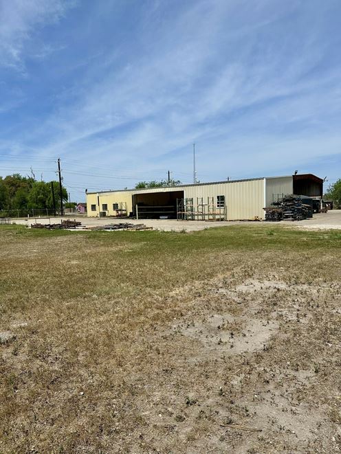 5,475 SF Office/Shop on 1.75 Acres